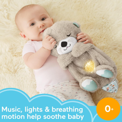 Bebé deitado a segurar urso de peluche cinzento com luz amarela na barriga