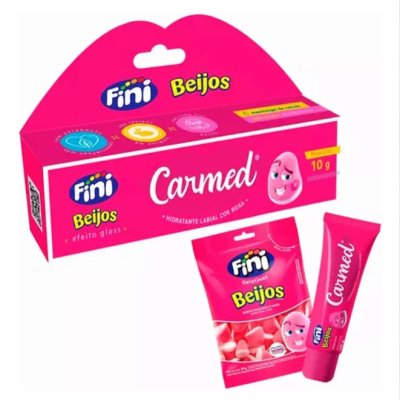 Embalagem rosa de hidratante labial Carmed Fini Beijos e pacote de doces