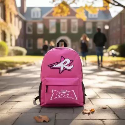 Mochila rosa com texto DOS ROSA e símbolo R em ambiente urbano ao ar livre