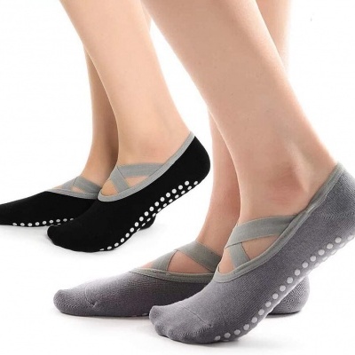 Pares de meias antiderrapantes tipo sapatilha cinza e preto com tiras cruzadas