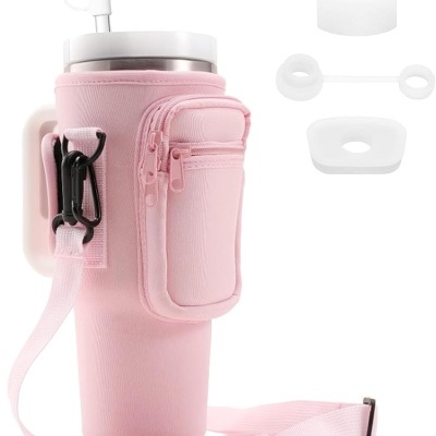 Copo térmico com capa rosa e acessórios de tampas brancas