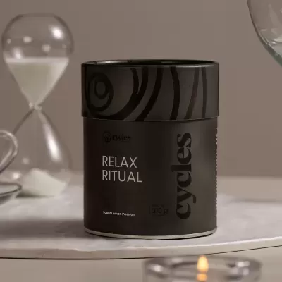 Embalagem preta cilíndrica com texto Relax Ritual