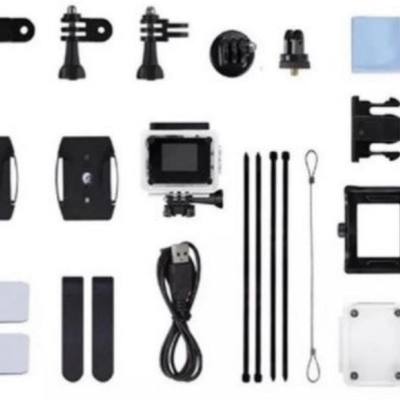 Acessórios para câmara de ação pretos organizados em fundo branco