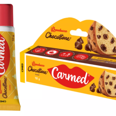 Embalagem do Bauducco Chocottone Carmed com tubo e caixa amarela e vermelha com imagem de chocottone com gotas de chocolate