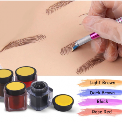 Ferramenta e tintas para desenho de sobrancelhas com suporte de prática em tom pele