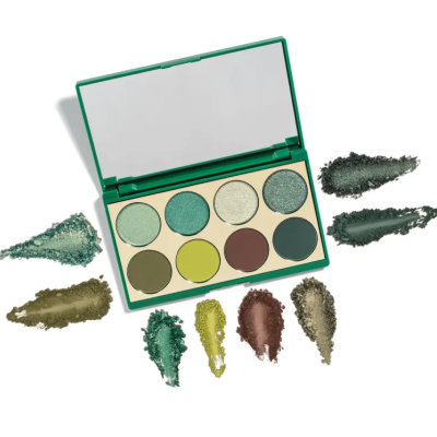 Paleta de sombras verdes e castanhas com espelho aberto e sombras espalhadas