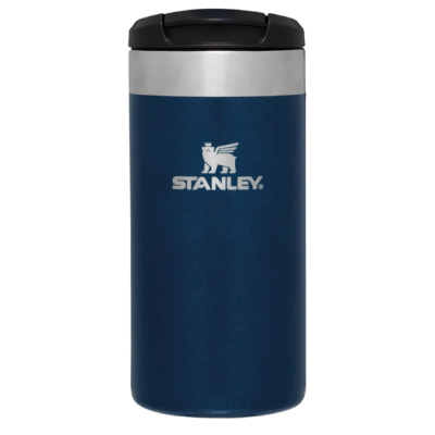 Garrafa térmica azul Stanley com tampa metálica e logotipo branco