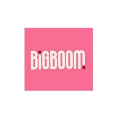 Logótipo da marca BIG BOOM! em branco sobre fundo rosa