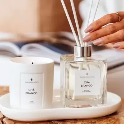 Conjunto de vela e difusor Chá Branco Tania Bulhões com bandeja branca.