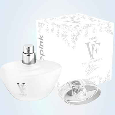 Frasco de perfume branco fosco com tampa removida e caixa decorada branca