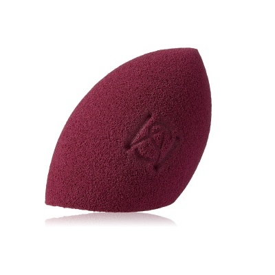 Esponja de maquilhagem bordô com textura esponjosa e marca em relevo
