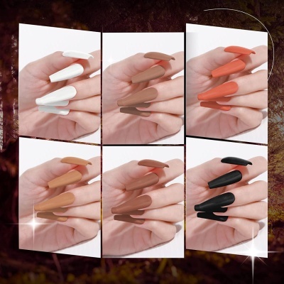 Mãos com unhas postiças em várias cores diferentes organizadas em seis imagens