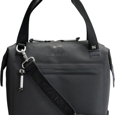 Mala de transporte preta com alças e logo Stanley