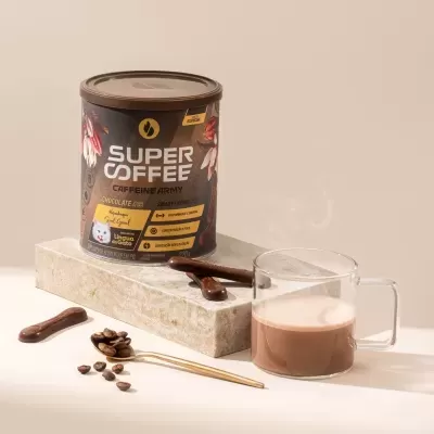 Lata de café Super Coffee Caffeine Army Chocolate Língua de Gato com xícara de café fumegante, colher dourada e chocolates