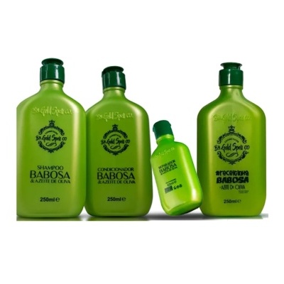 Produtos de cuidado capilar Babosa e azeite de oliva em frascos verdes