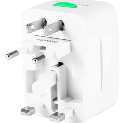 Adaptador de viagem internacional branco com múltiplas entradas de pinos