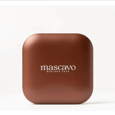 Estojo compacto castanho com texto branco 'mascavo MARIANA SAAD'
