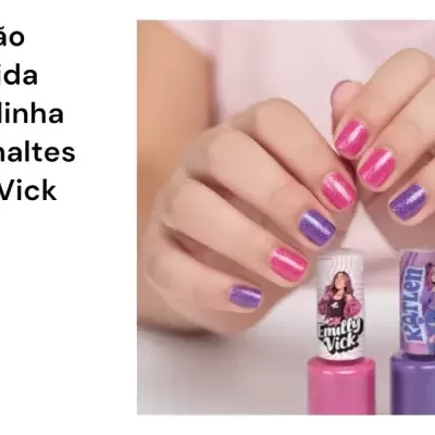 Unhas pintadas com esmaltes rosa e roxo e embalagens com rótulos Emily Vick e Karen