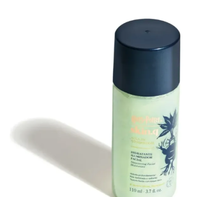 Frasco de hidratante iluminador facial skin.Q com tampa preta e desenho de planta