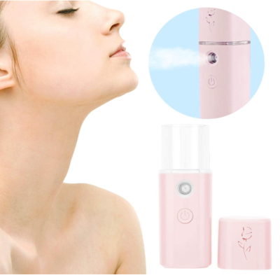 Vaporizador facial portátil rosa com tampa flor e mulher usando no rosto