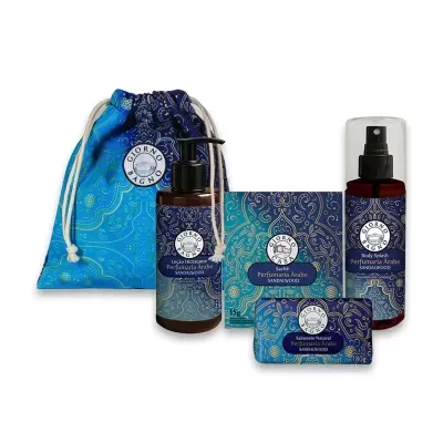 Conjunto de produtos de perfumaria árabe Sandalwood com embalagem azul e saco de tecido.