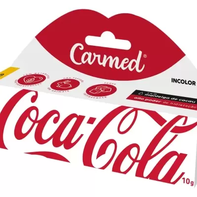 Caixa de produto Carmed com design Coca-Cola em branco e vermelho.