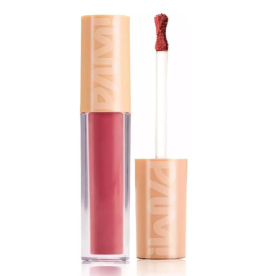 batom líquido vermelho com aplicador e embalagem transparente com tampa cor de pêssego