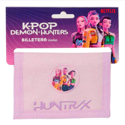 Carteira rosa com ilustração de personagens e embalagem do K-POP DEMON HUNTERS