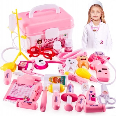 Brinquedo médico rosa com vários instrumentos e criança vestida de médico