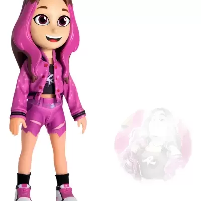 Boneca com casaco e calções cor-de-rosa, t-shirt preta com R, e ténis cor-de-rosa, preto e branco