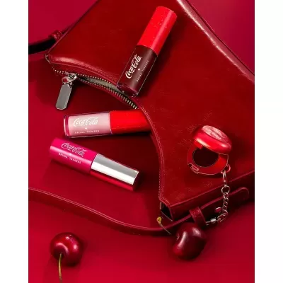 BT&#x20;x&#x20;Coca-Cola&#x20;Balm&#x20;Labial&#x20;Pop&#x20;Charm