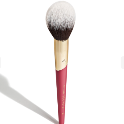 Pincel de maquilhagem com cabo vermelho e cerdas brancas e castanhas
