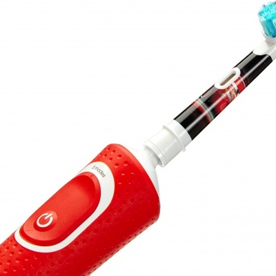 Escova de dentes elétrica vermelha com cabeça de escova azul e botão branco