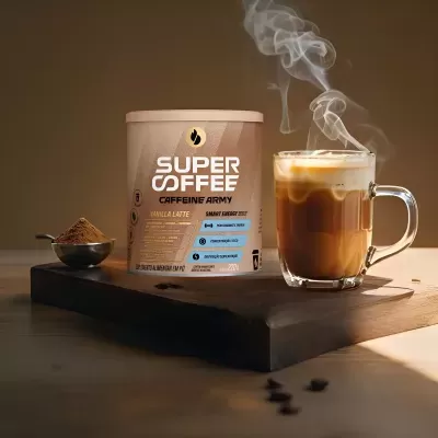 Embalagem de café SUPER COFFEE VANILLA LATTE com chávena de café quente e colher de pó de café sobre suporte de madeira
