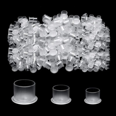 Copos doseadores de plástico fosco transparentes de vários tamanhos sobre fundo preto.