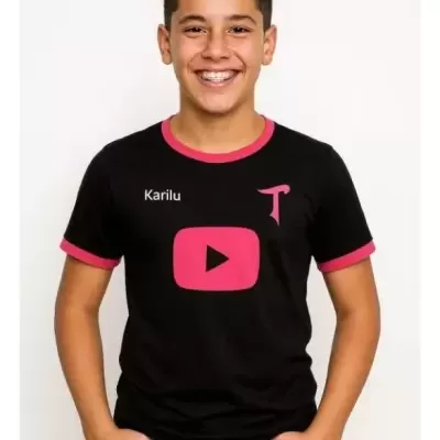 T-shirt preta com detalhes cor-de-rosa e texto Karilu