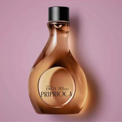 Frasco âmbar do produto Natura EKOS PRIPRIOCA ÁGUA DE BANHO sobre fundo rosa