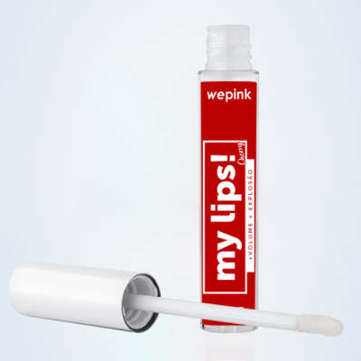 Brilho labial vermelho em embalagem transparente com tampa branca e texto branco