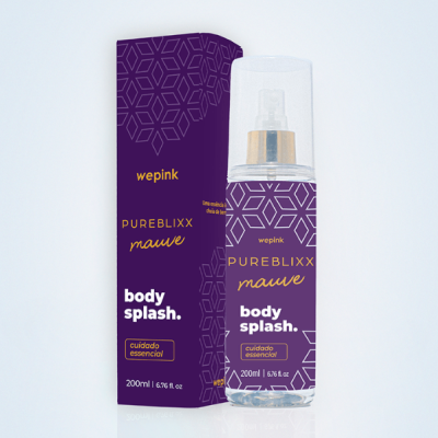 Frasco de body splash transparente com embalagem roxa e texto em dourado e branco