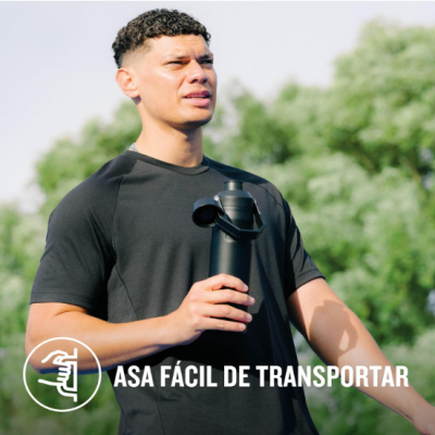 Homem com t-shirt preta segurando garrafa desportiva preta ao ar livre com texto 'ASA FÁCIL DE TRANSPORTAR'
