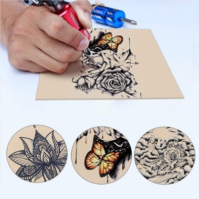 Ferramenta de tatuagem em pele sintética com desenhos detalhados e coloridos e pequenos padrões decorativos.