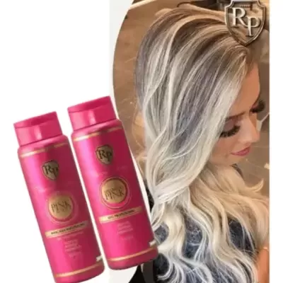 Embalagens cor de rosa de produtos capilares ao lado de mulher com cabelo loiro ondulado.