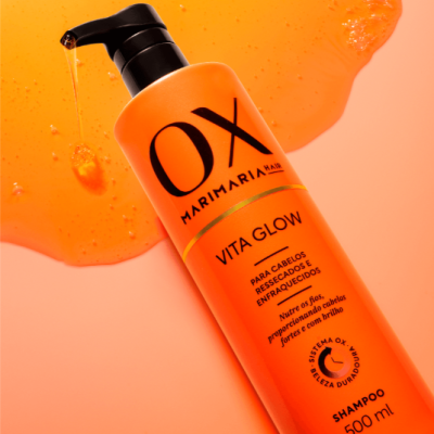 Shampoo OX Marimariá Hair Vita Glow 500 ml com tampa preta e líquido alaranjado