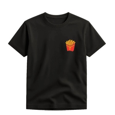 T-shirt preta com estampa de batatas fritas amarelas numa caixa vermelha