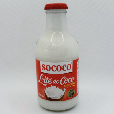 Garrafa de vidro com leite de coco Sococo, rótulo vermelho e branco