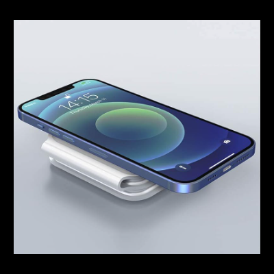 Smartphone azul sobre carregador sem fios branco