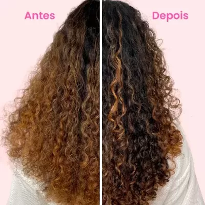 Comparação de cabelo cacheado antes e depois com diferenças no frizz e definição