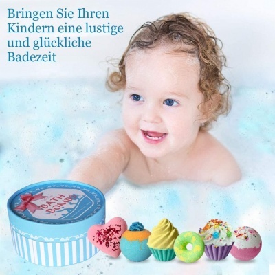 Lata azul com riscas e seis bombas de banho coloridas ao lado de criança em banho de espuma