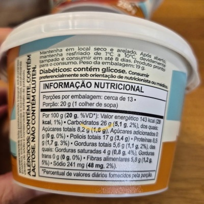 Embalagem de produto alimentar com rótulo azul e branco e informação nutricional em português.