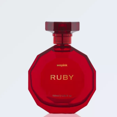 Frasco de perfume ruby vermelho com texto dourado